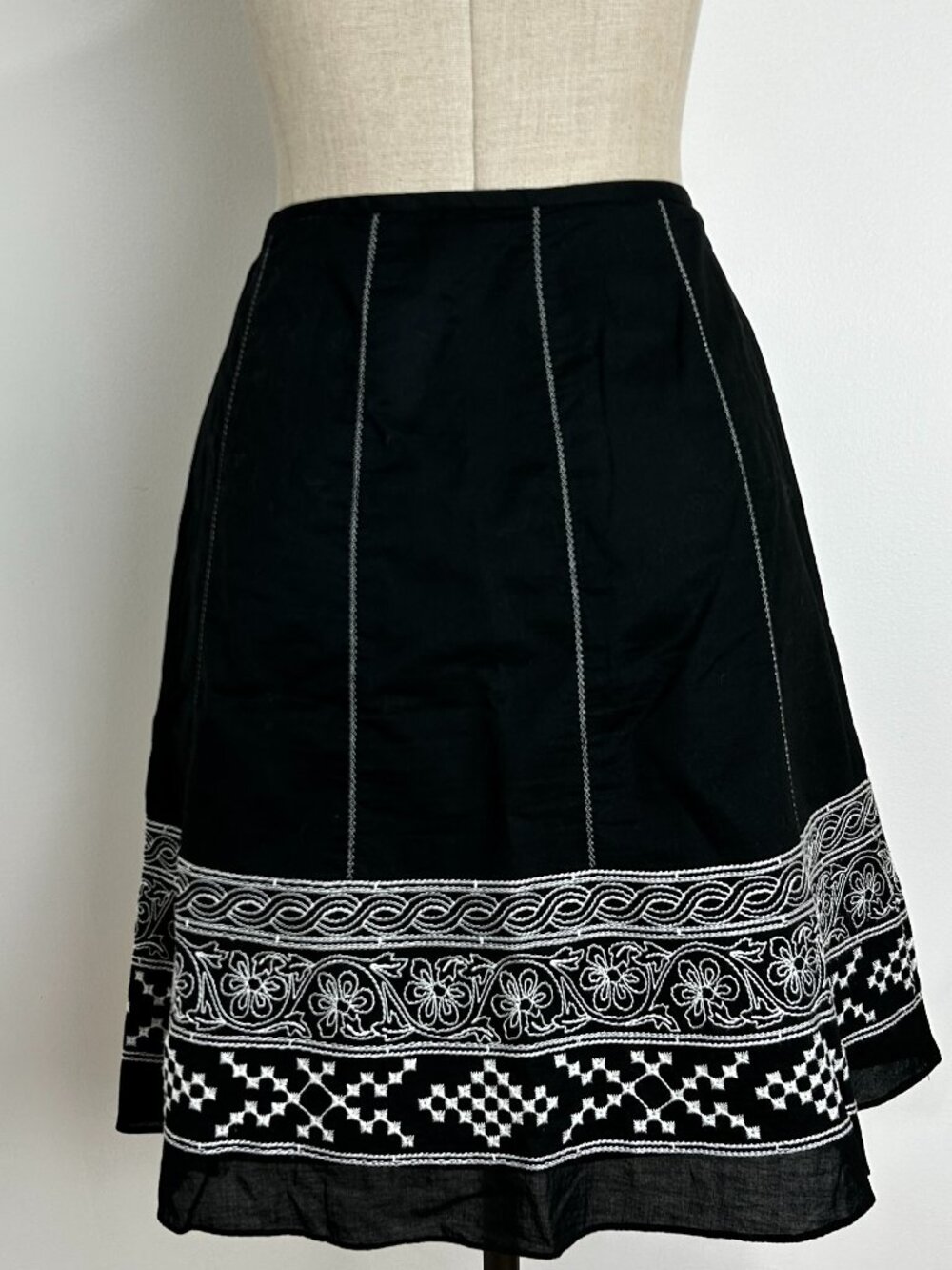 Ann Taylor Petites Black White Embroidered Border Midi A-Line Skirt 4P